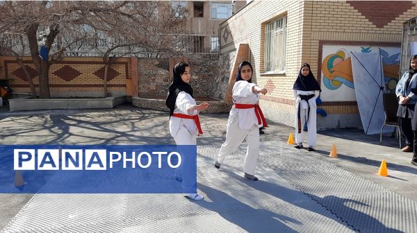 اولین نمایشگاه ماها در دبیرستان فرزانگان ۲ دوره دوم ناحیه ۷ مشهد