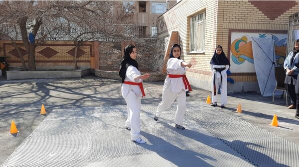 اولین نمایشگاه ماها در دبیرستان فرزانگان ۲ دوره دوم ناحیه ۷ مشهد