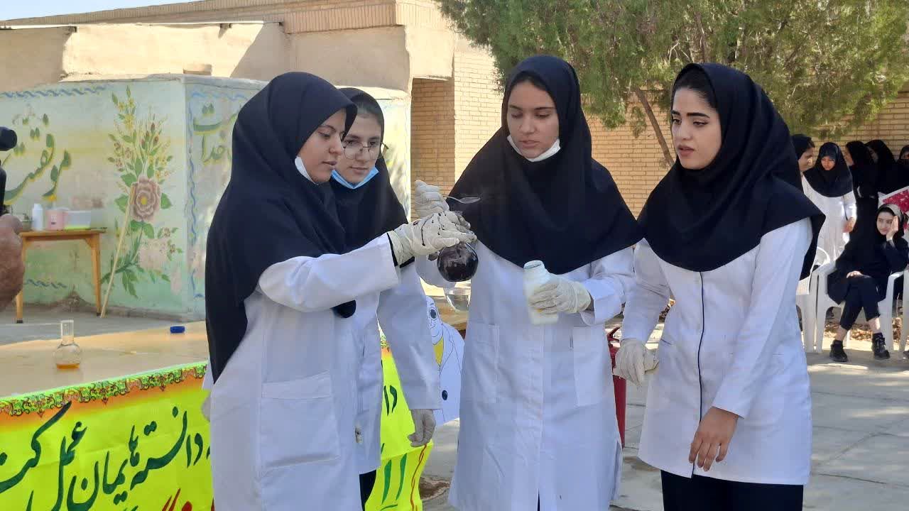 برگزاری جشن علمی شیمی در دبیرستان حضرت زینب(س) بهاباد