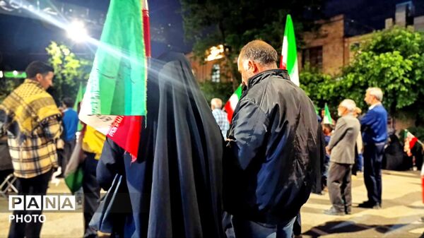 خانوادگی پای کار انقلابیم