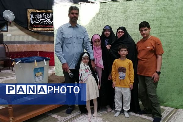 حضور مسئولان کشوری و استانی در کنار آحاد مردم شهیدپرور ناحیه 2 شهرری پای صندوق‌های رای 