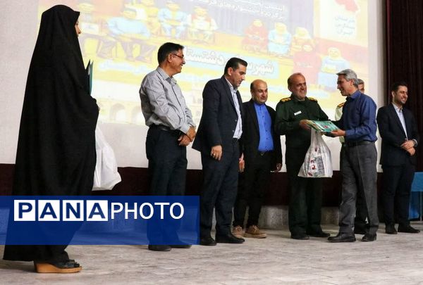 تجلیل از برگزیدگان دانش‌آموزی مسابقات فرهنگی و هنری جشنواره هما شهرستان دشتستان 