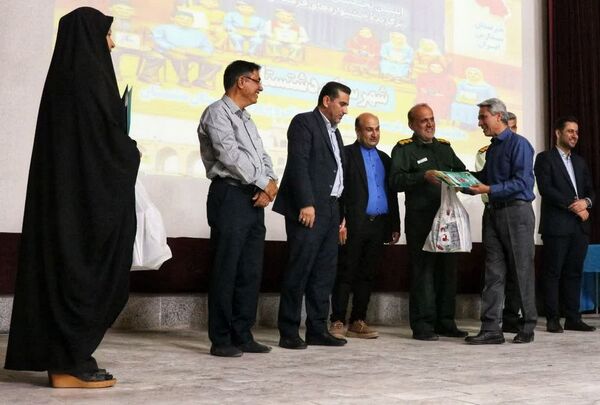 تجلیل از برگزیدگان دانش‌آموزی مسابقات فرهنگی و هنری جشنواره هما شهرستان دشتستان 