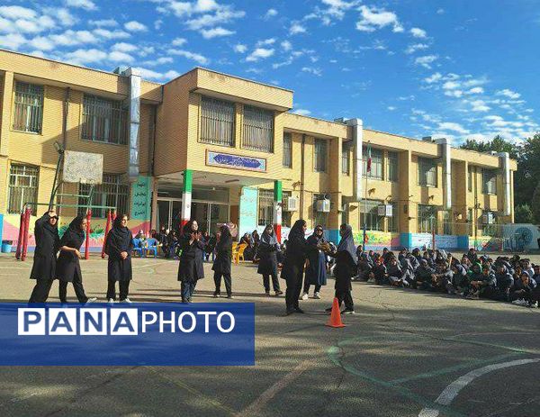 مسابقات ورزشی و اهدای جوایز به ورزشکاران مدال آور در دبیرستان شهید بابایی