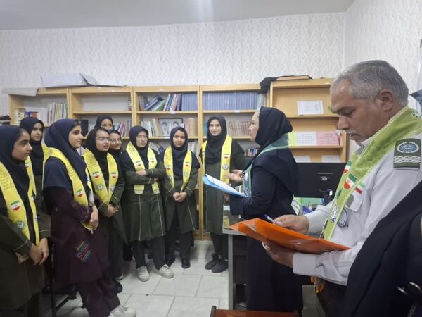 بازدید مدرسان کشوری سازمان دانش‌آموزی از دبیرستان تمام تشکیلاتی عفت