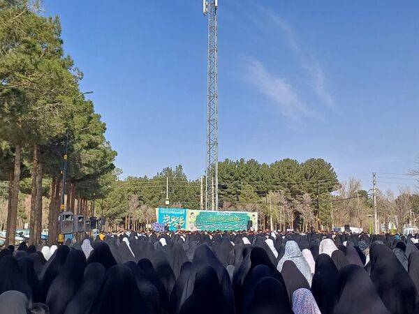 اقامه نماز با شکوه عید فطر به امامت امام جمعه حبیب آباد