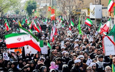 خروش انقلابی نمازگزاران جمعه قم در راهپیمایی تجدید میثاق با رهبر شهید