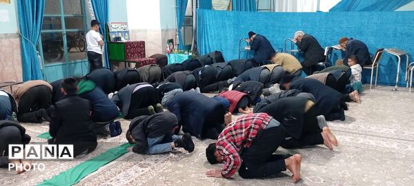 نماز جماعت همزمان با شروع سال جدید در روستای نقاب خلیل آباد