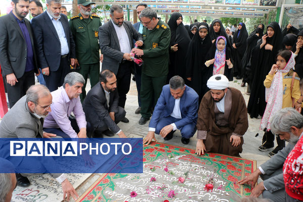 عطرافشانی مزار شهدای فرهنگی استان قم