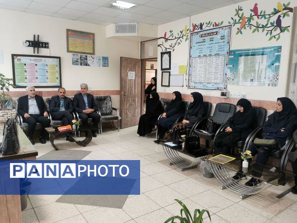 بازدید معاون آموزش متوسطه خراسان رضوی از کارگاه کامپیوتر دبیرستان زینب کاشمر