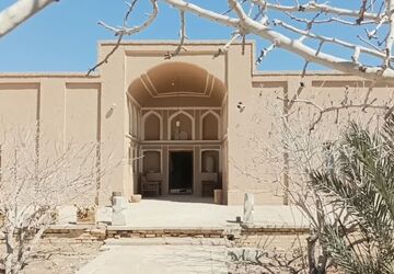 بازدید گردشگران از موزه آبگینه شهرستان‌ زارچ 