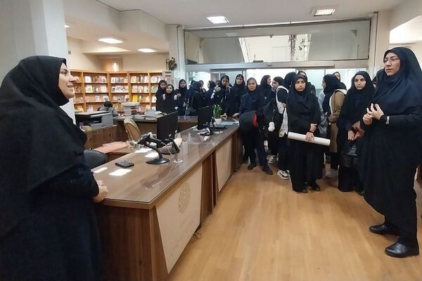 بازدید دانش‌آموزان از کتابخانه فرهنگسرای قلم در بهارستان‌دو
