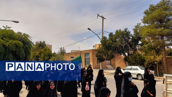 حضور مردم شهرستان نیم‌ور و محلات در پیاده‌روی جاماندگان اربعین