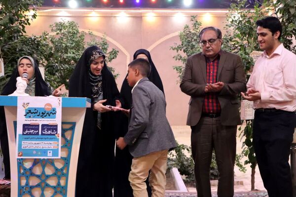 «محفل شهریور شعر» با حضور دانش‌آموزان یزدی