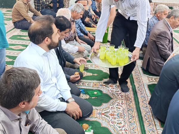 اهدای هدایای متبرک به نمازگزاران سفیددشت