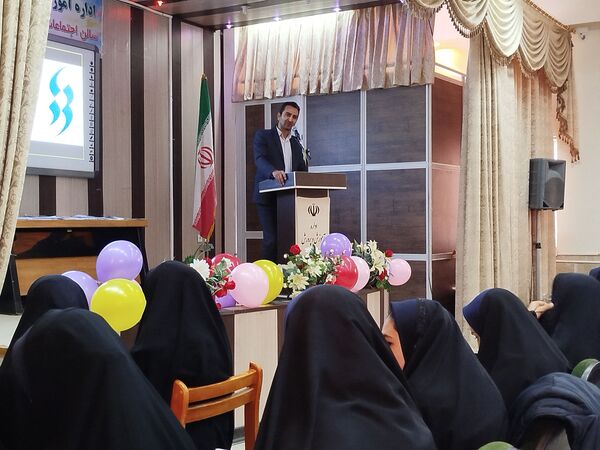 تجلیل از برگزیدگان مسابقات فرهنگی و هنری بن