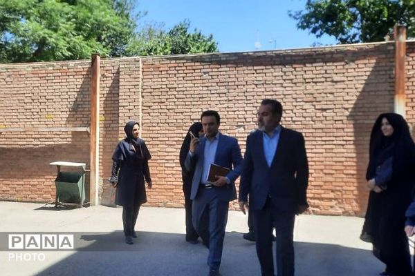بازدید مدیر آموزش و پرورش ناحیه دو شهرری از دبستان شهید چمران