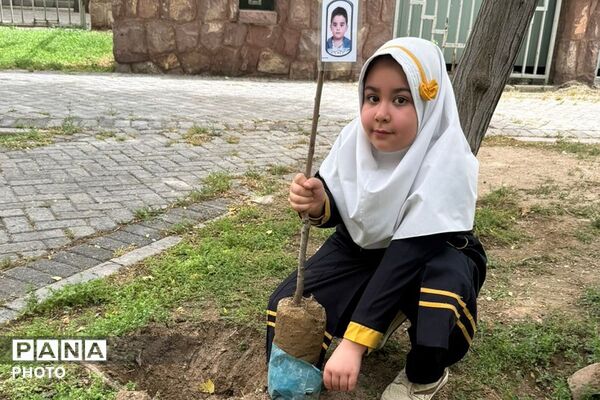 کاشت نهال در هفته معلم به نیابت از شهدای فرهنگی و دانش‌آموز در فرهنگسرای ولاء ناحیه دو شهرری 