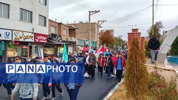حماسه‌آفرینی دانش‌آموزان کمیجانی در راهپیمایی۱۳ آبان 