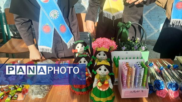 گشایش نمایشگاه «ایرانمون» در دبیرستان نیایش با بازارچه دانش آموزی