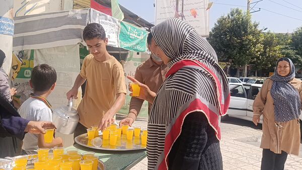 توزیع شربت و شیرینی به مناسبت میلاد پیامبر اسلام (ص) 