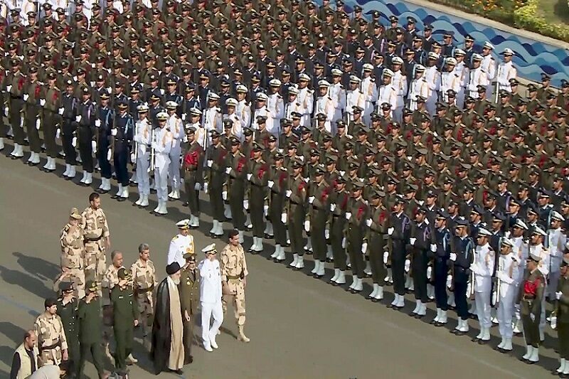 ارتشیان در میدان نبرد، ایستادگی را به ما آموختند