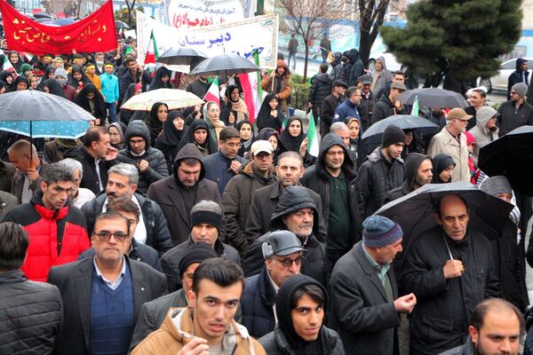 خلاقیت و نشاط دانش‌آموزی در غرفه‌های آموزش و پرورش در مسیر راهپیمایی ۲۲ بهمن