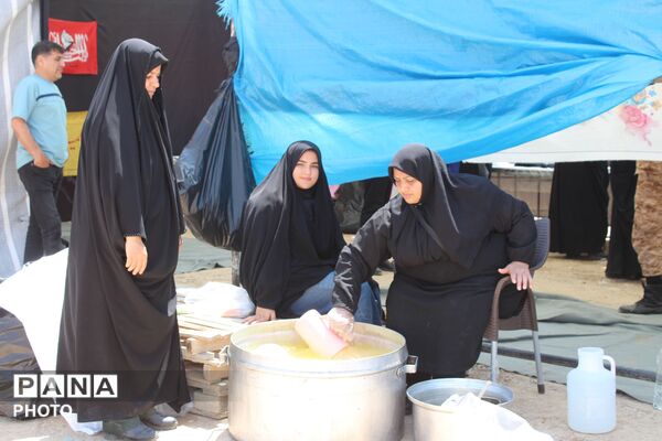 خدمت‌رسانی به زائران در حال برگشت از مشهد مقدس در موکب روستای کرک