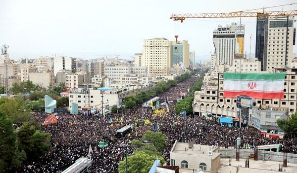 سیل خروشان زائران و مجاوران رضوی در مراسم تشییع پیکر شهدای خدمت