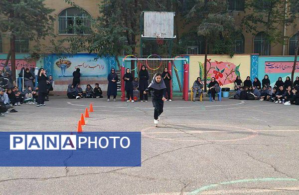 مسابقات ورزشی و اهدای جوایز به ورزشکاران مدال آور در دبیرستان شهید بابایی