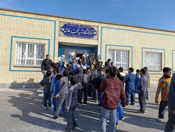 تجلیل از برگزیدگان مسابقات در مدرسه شهید غلامی خلیل آباد 