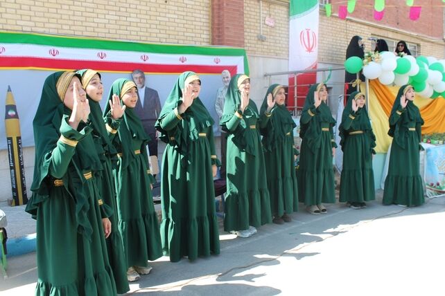 آغاز سال تحصیلی در دبیرستان الزهرا(س) با جشن جوانه‌ها