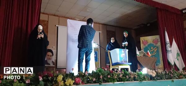 ایران فردا را دانش‌آموزان می‌سازند