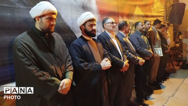 موج ۱۷۲ اجتماع شبانه مردم دلفان با تجلیل از ۲۲ خانواده آزاده