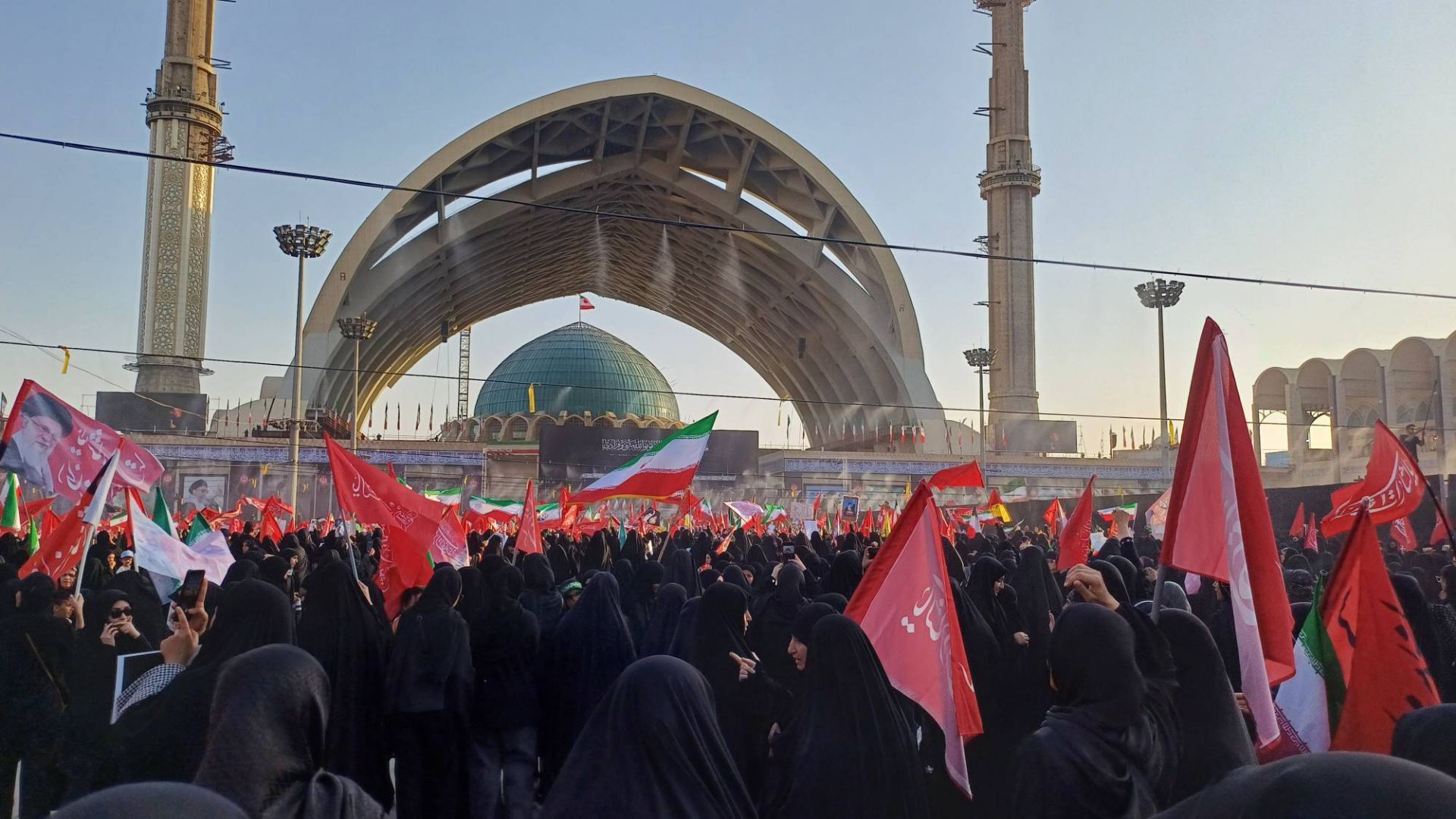 وداع با رهبر شهید انقلاب اسلامی امام خامنه‌ای و خانواده شهید  ایشان در مصلی امام خمینی(ره) 