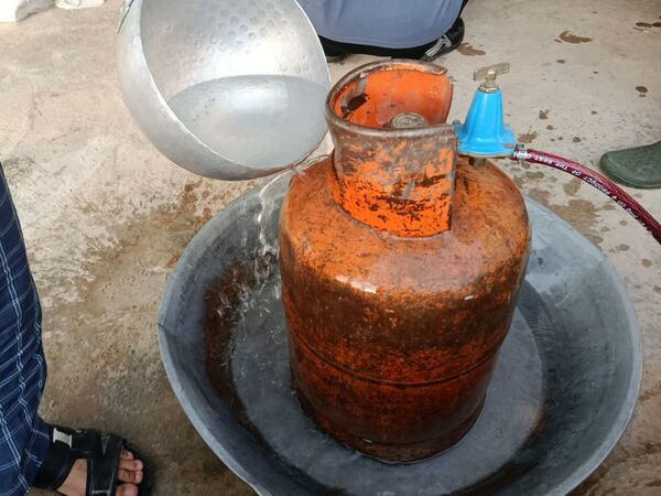 پخت و توزیع نذری در روز تاسوعای حسینی روستای حسن آباد داراب استان فارس
