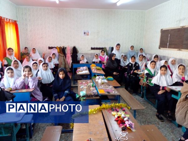  بازارچه کار آفرینی و دست سازه‌های دانش‌آموزی در دبستان دخترانه هدی