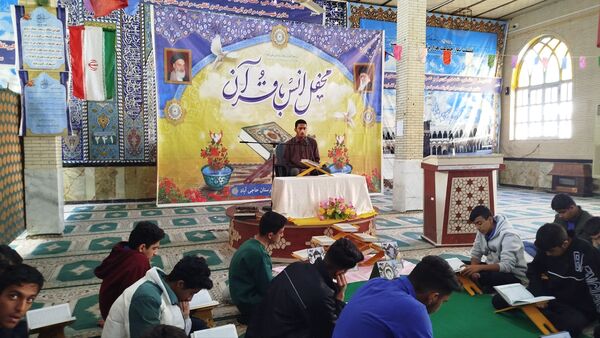 محفل انس قرآن به مناسبت نیمه شعبان و دهه فجر در مسجد جامع حاجی‌آباد 
