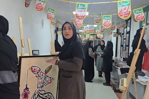 آماده‌سازی آثار هنرجویان در نمایشگاه دهه فجر رباط‌کریم