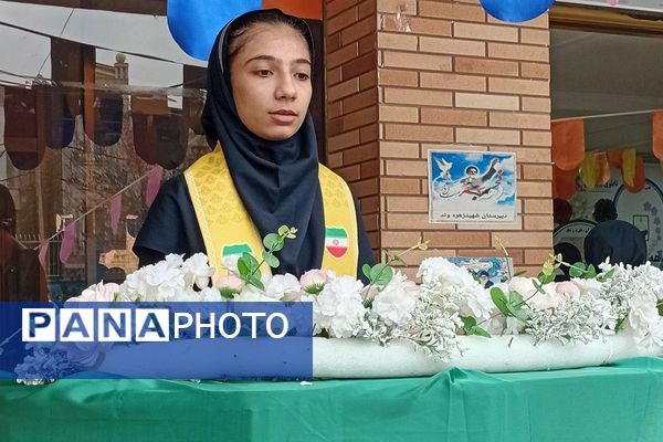  مراسم به مناسبت ۲۲ بهمن ماه در مدرسه شهید زهره‌وند، شهرستان قرچک