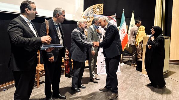 بزرگداشت‌ هفته پیوند و تجلیل از انجمن‌های اولیا و مربیان برتر استان مرکزی در سطح کشور