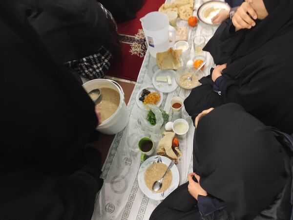 برپایی سفره افطار در دبیرستان امام علی(ع)ناحیه پنج 