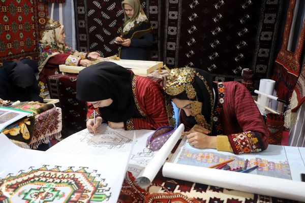 افتتاح نمایشگاه دست‌سازه‌های هنرستانی‌های گلستان در رویداد ایران‌جان