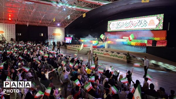 احسان و آقای مدرس در محفل یادبود ۲۴۰۰ شهید خراسان جنوبی