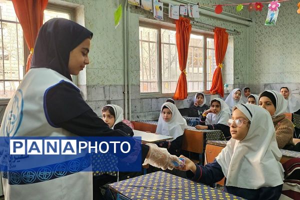 توزیع بسته‌های سلامتی در مدرسه ابتدایی هدی با مشارکت سفیران سلامت