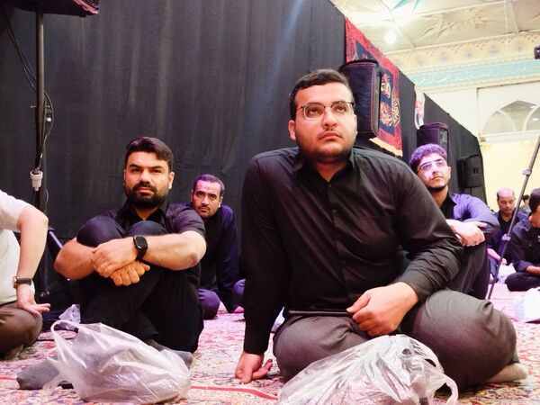 شب اول محرم، دانش‌آموزان کاشمری در هیئت انصار المهدی پرچم عشق برافراشتند