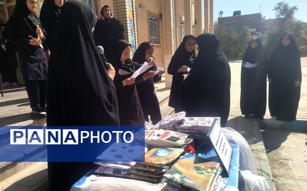 مراسم تقدیر از دانش آموزان فعال در پروژه مهر در دبیرستان دخترانه حضرت زینب (س)