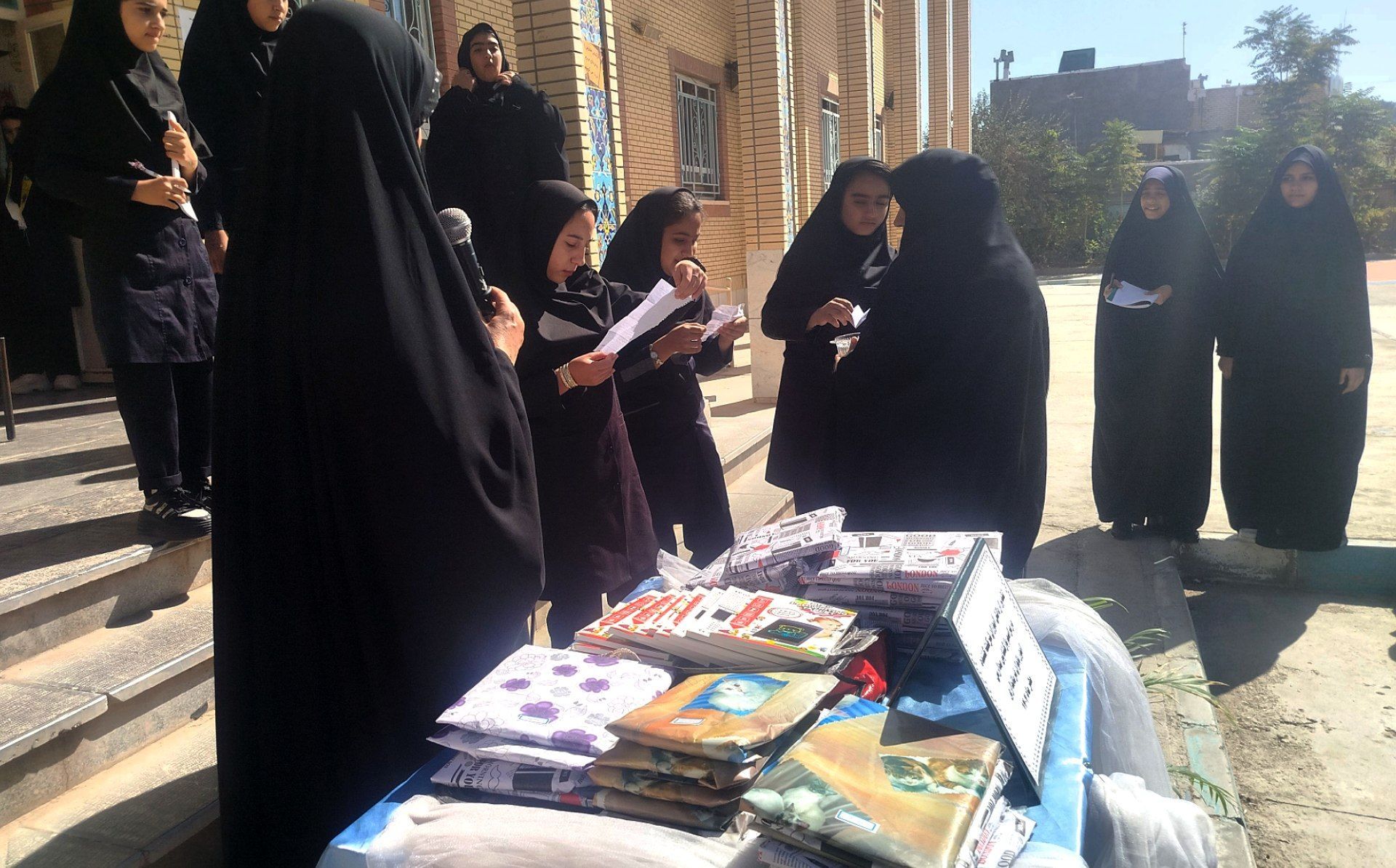 مراسم تقدیر از دانش آموزان فعال در پروژه مهر در دبیرستان دخترانه حضرت زینب (س)