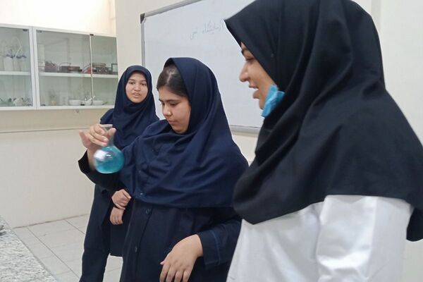 بازدید دانش آموزان دبیرستان حضرت ولیعصر (عج) ناحیه یک ری از پژوهش‌سرای رازی 