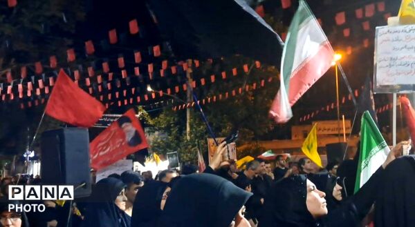 قدم‌های عاشقی مردم زیر آسمان شب و در مسیر ارادت به سیدالشهدا(ع)